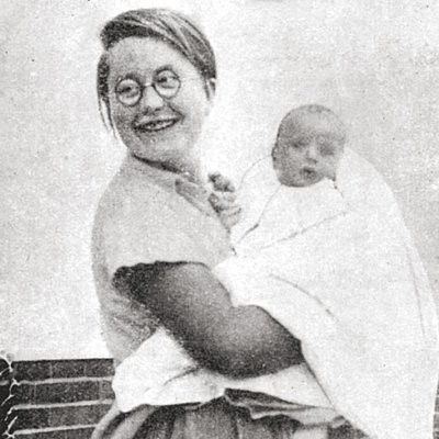 Liselotte Herrmann mit ihrem Sohn 1935. Diese Datei stammt aus der Digitalen Bibliothek Gallica und ist verfügbar unter der ID bpt6k4074860/f4