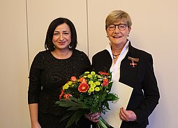 Preisträgerin Sabine Nehls (rechts) mit der Bürgermeisterin und Senatorin Dilek Kolat, die im Auftrag des Bundespräsidenten die Auszeichnung überreichte.